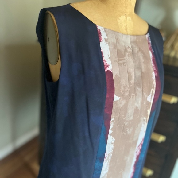 Lavia navy dress with pleated front and key hole eur size 44, us 8 - Picture 4 of 10